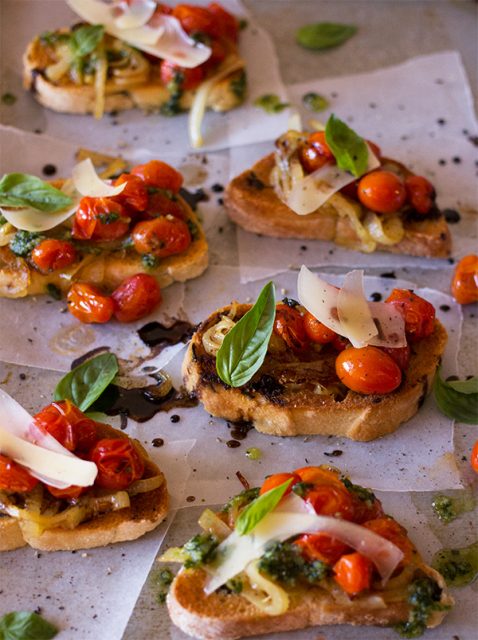 Roasted Tomato and Onion Bruschetta - aninas recipes